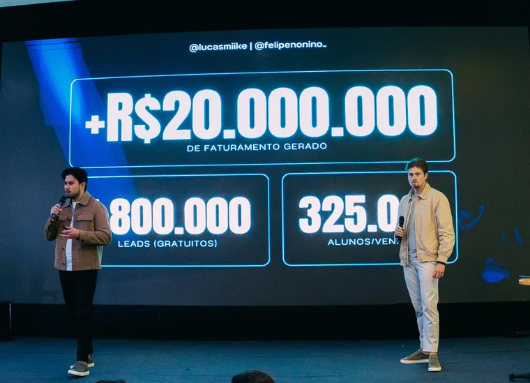 Felipe e Lucas no palco, com R$20.000.000 no telão